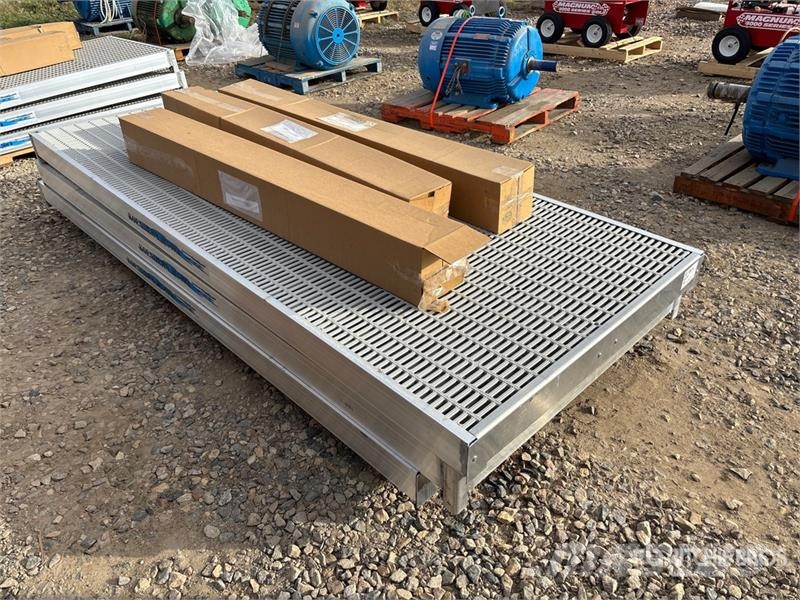 Quantity of (3) 4 ft X 10 ft Aluminum Dock Section Andere Zubehörteile