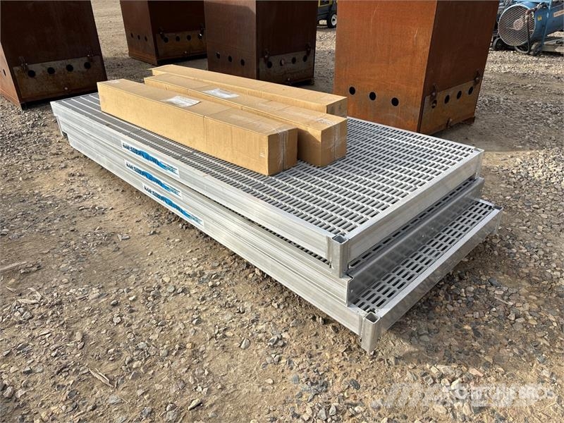 Quantity of (3) 4 ft X 10 ft Aluminum Dock Section Andere Zubehörteile