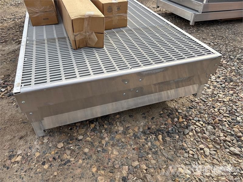 Quantity of (3) 4 ft X 10 ft Aluminum Dock Section Andere Zubehörteile