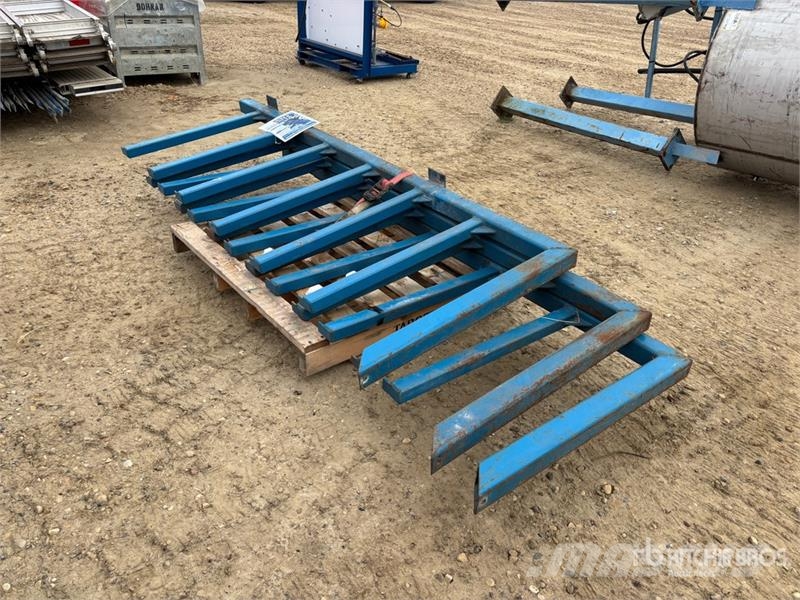  Quantity of (3) 8 ft x 36 in Cantilever Steel Stor Equipo de almacenamiento y provisión de gas