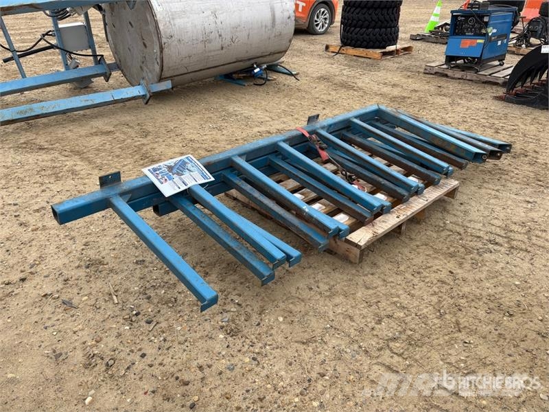  Quantity of (3) 8 ft x 36 in Cantilever Steel Stor Equipo de almacenamiento y provisión de gas