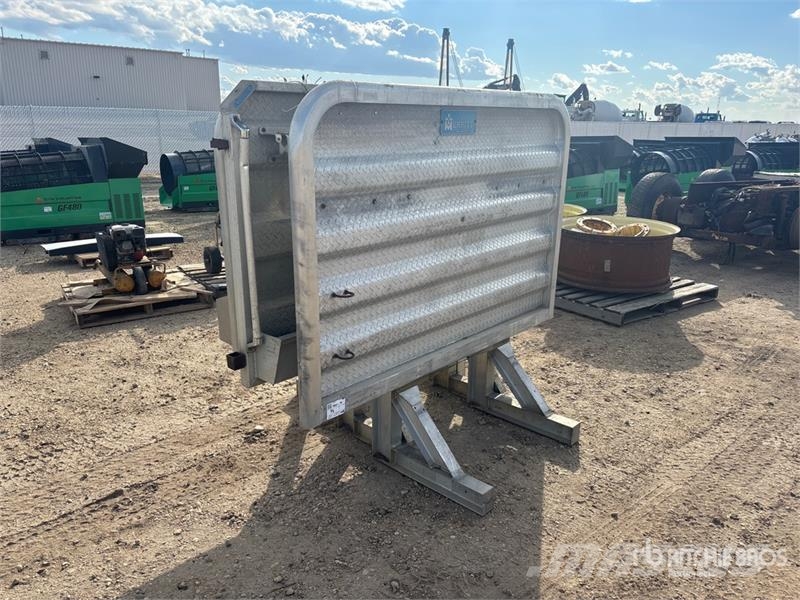 Quantity of (3) Aluminum Headache Rack Muud osad