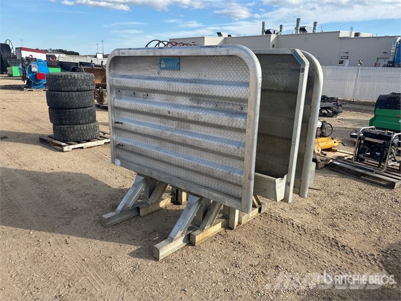Quantity of (3) Aluminum Headache Rack Muud osad