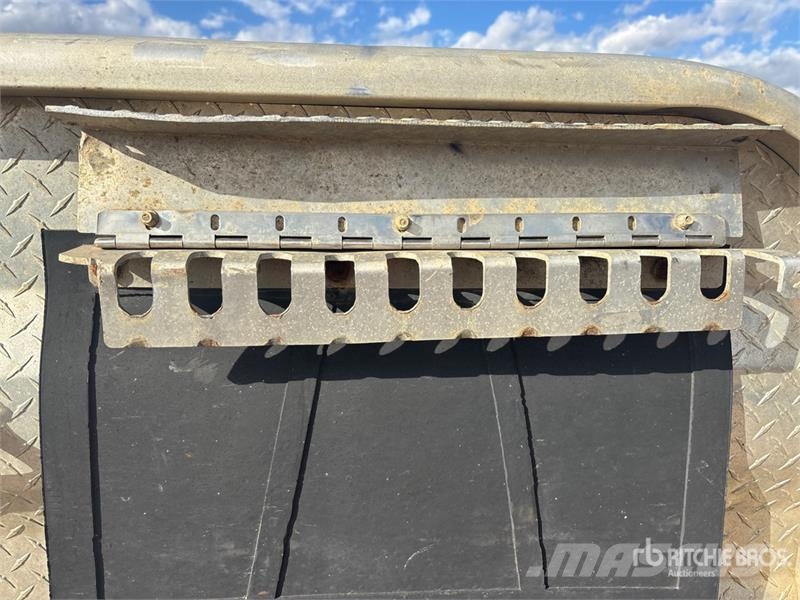 Quantity of (3) Aluminum Headache Rack Muud osad