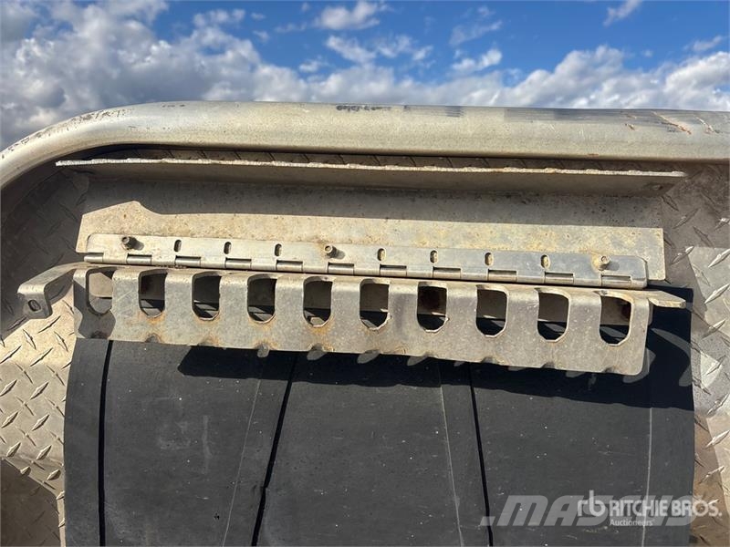 Quantity of (3) Aluminum Headache Rack Muud osad
