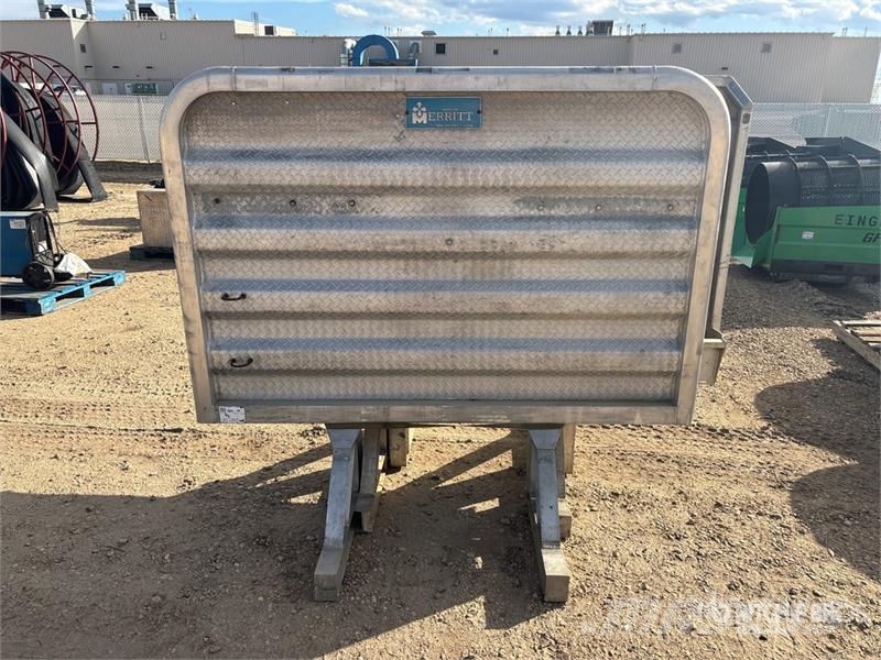 Quantity of (3) Aluminum Headache Rack Muud osad