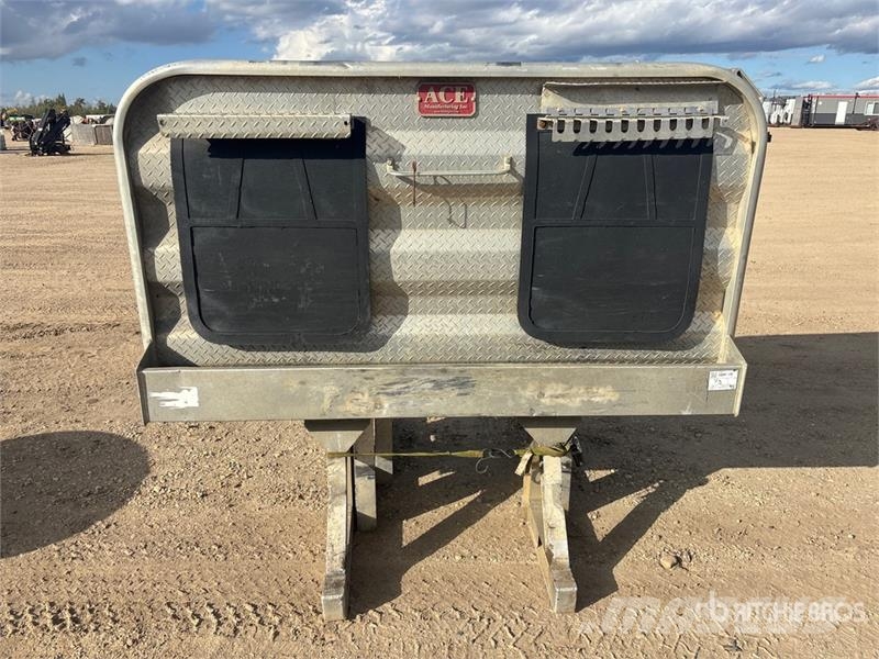 Quantity of (3) Aluminum Headache Rack Muud osad
