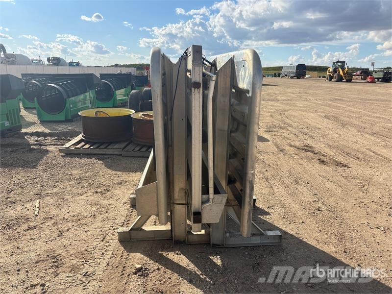 Quantity of (3) Aluminum Headache Rack Muud osad