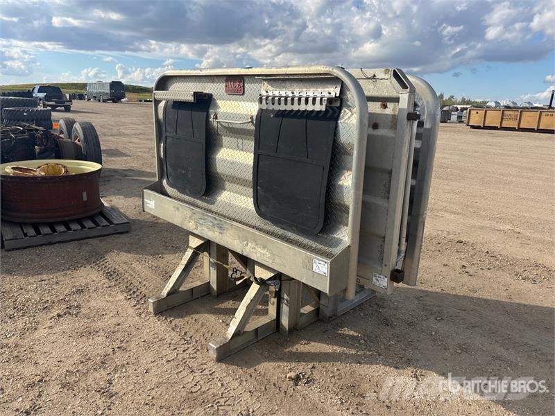 Quantity of (3) Aluminum Headache Rack Muud osad