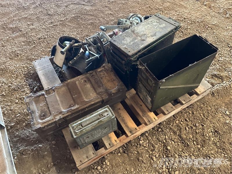 Quantity of (3) Antique Tool Box, (3) Manual Winch Andre komponenter
