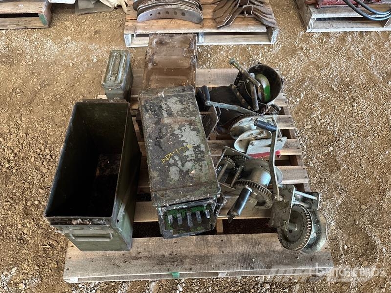 Quantity of (3) Antique Tool Box, (3) Manual Winch Andre komponenter