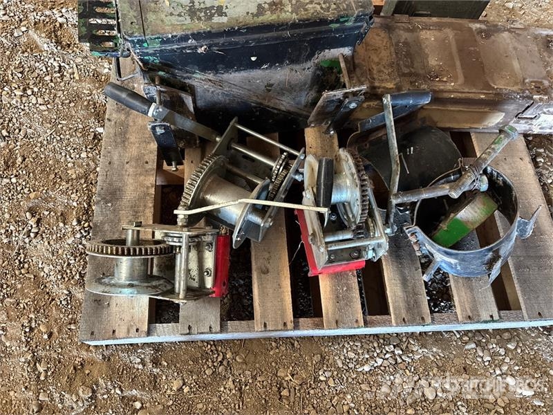 Quantity of (3) Antique Tool Box, (3) Manual Winch Andre komponenter