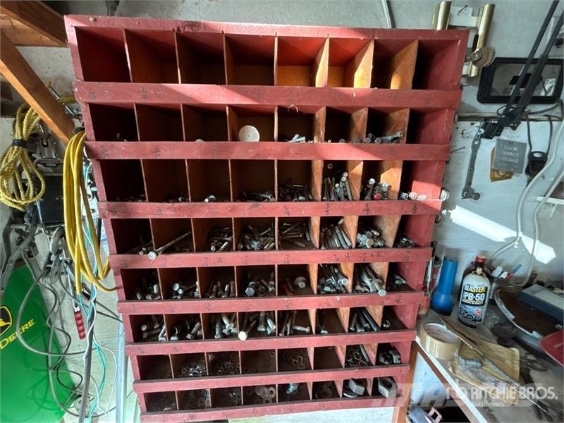 Quantity of (3) Bolt Bin Ostale komponente za građevinarstvo