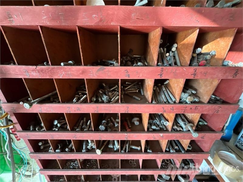 Quantity of (3) Bolt Bin Ostale komponente za građevinarstvo