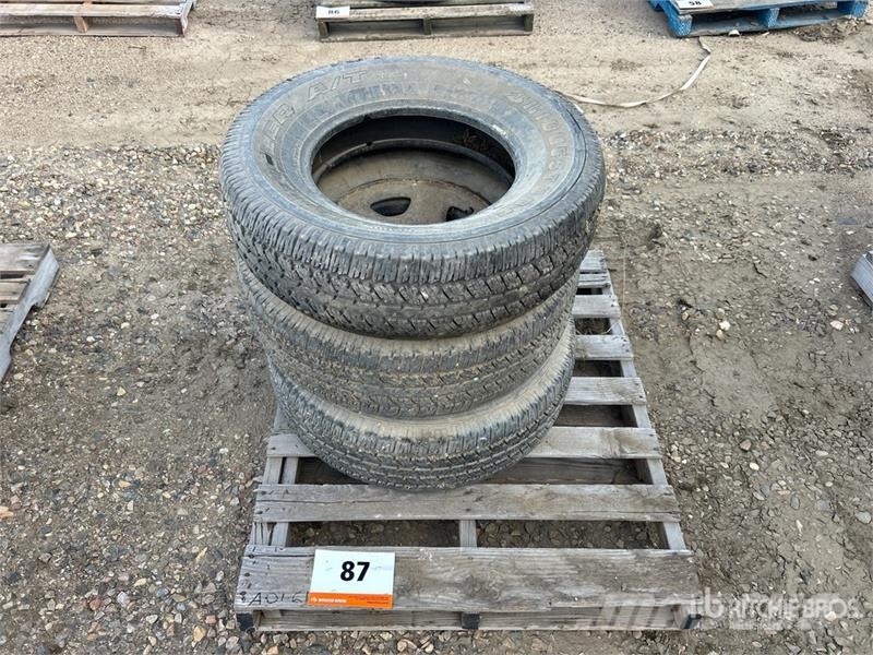 Quantity of (3) Bridgestone 265/70R17 Tires Padangos, ratai ir ratlankiai