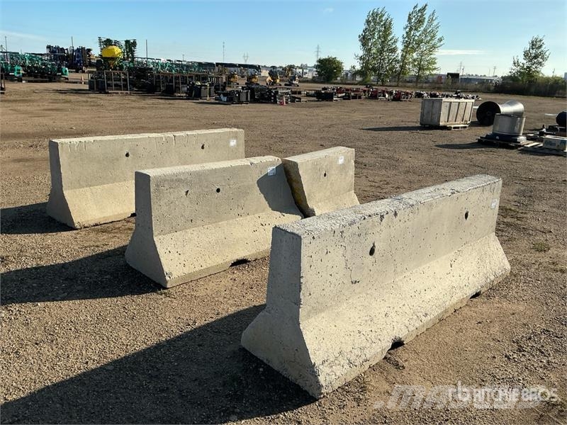 Quantity of (3) Concrete Barriers Ďalšie komponenty
