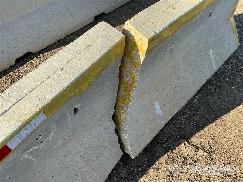 Quantity of (3) Concrete Barriers Ďalšie komponenty