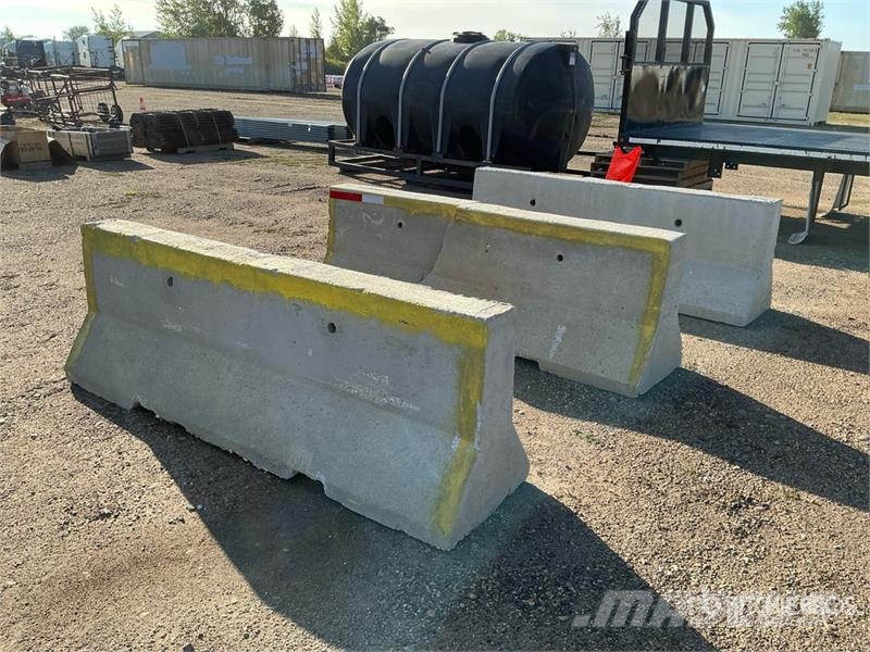 Quantity of (3) Concrete Barriers Ďalšie komponenty