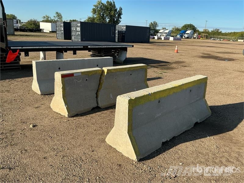 Quantity of (3) Concrete Barriers Ďalšie komponenty