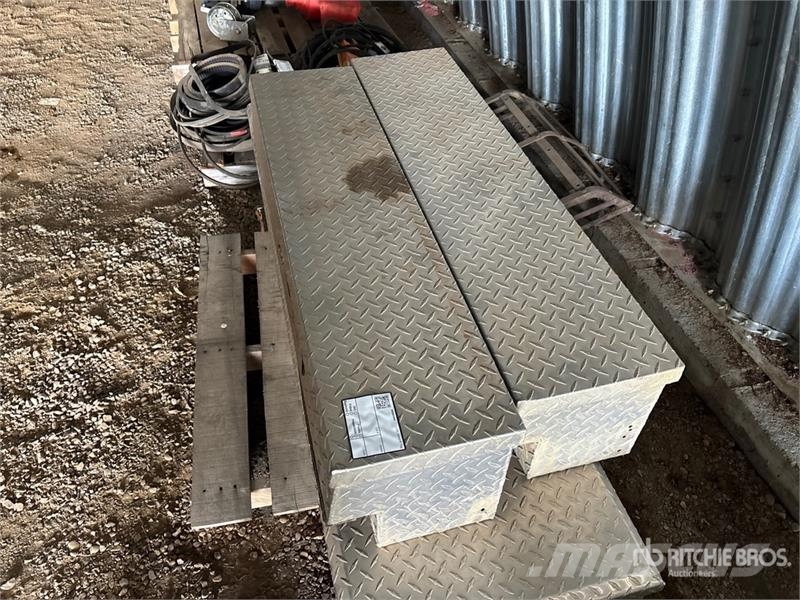 Quantity of (3) Delta Aluminum Tool Box Andre komponenter