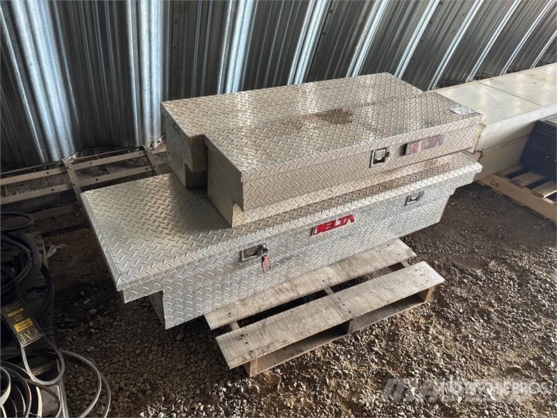 Quantity of (3) Delta Aluminum Tool Box Andre komponenter