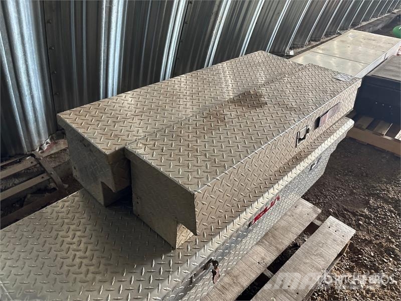 Quantity of (3) Delta Aluminum Tool Box Andre komponenter