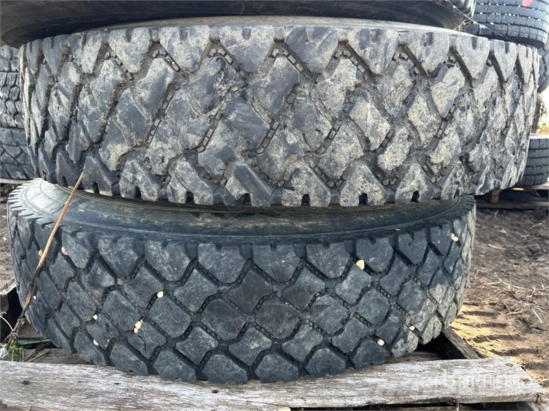 Quantity of (3) Dunlop 11R24.5 Tires Tyres, wheels and rims