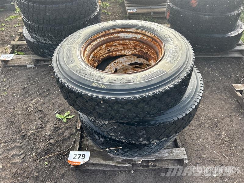 Quantity of (3) Dunlop 11R24.5 Tires Riepas, riteņi un diski