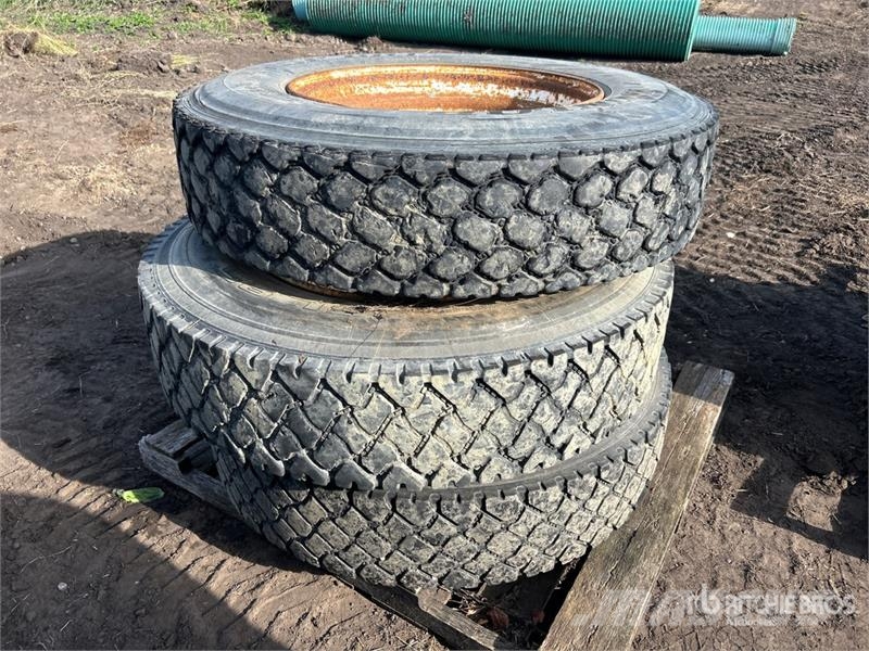 Quantity of (3) Dunlop 11R24.5 Tires Tyres, wheels and rims