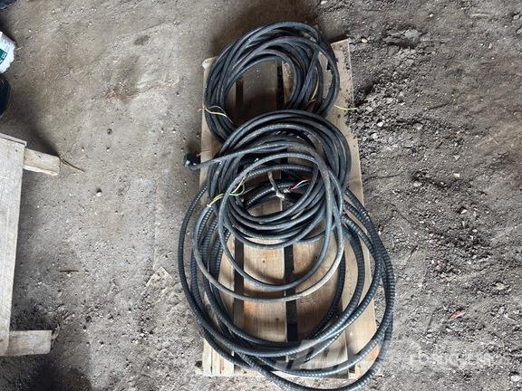 Quantity of (3) Electrical Cords Компоненты строительной техники