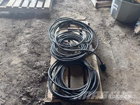 Quantity of (3) Electrical Cords Компоненты строительной техники