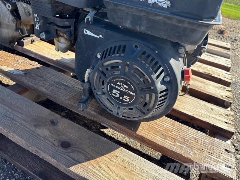 Quantity of (3) Engine Moteur