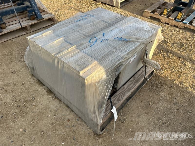 Quantity of (3) File Cabinets Andre komponenter
