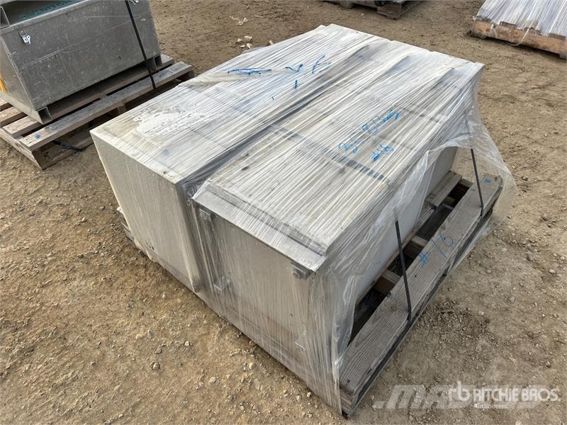 Quantity of (3) File Cabinets Andre komponenter