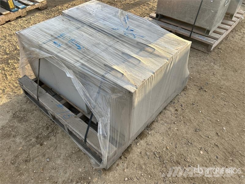 Quantity of (3) File Cabinets Andre komponenter