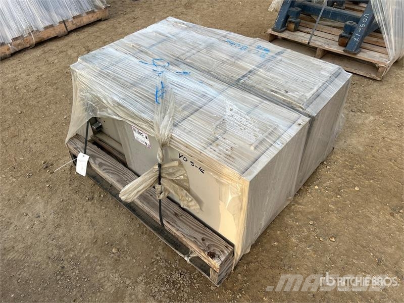 Quantity of (3) File Cabinets Andre komponenter