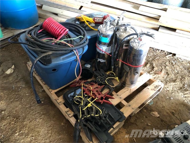 Quantity of (3) Fire Extinguisher Lauksaimniecība- Citi