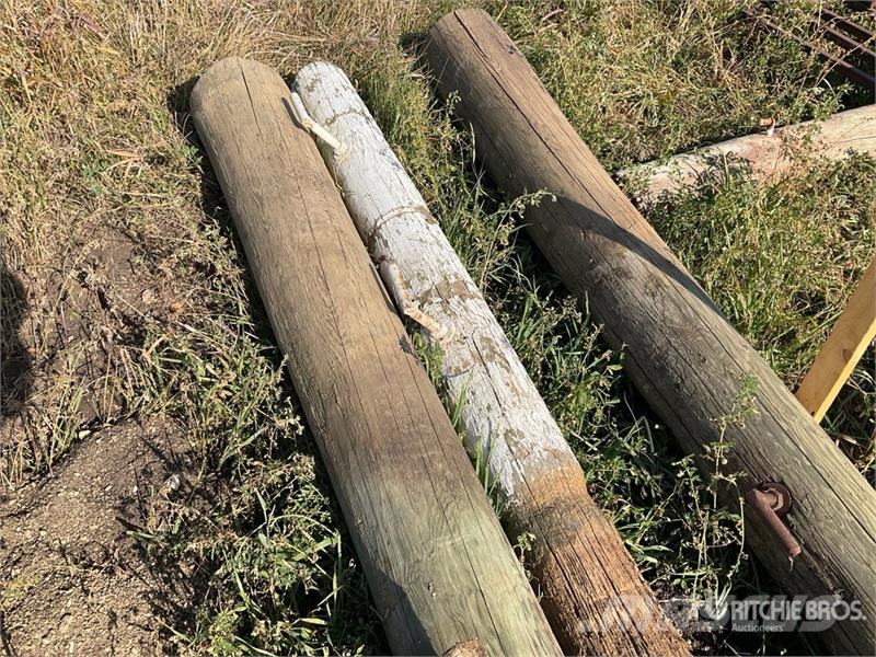  Quantity of (3) Gate Posts With Hinges Оборудование для животноводческих ферм