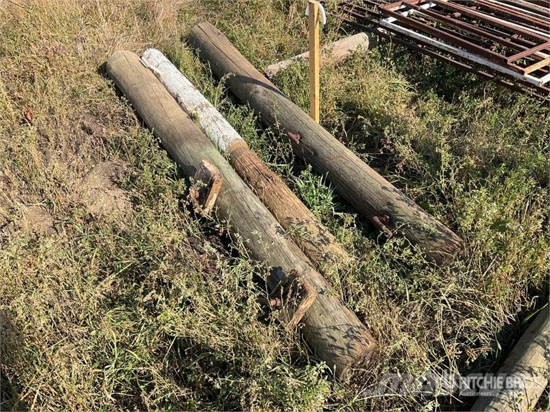  Quantity of (3) Gate Posts With Hinges Оборудование для животноводческих ферм