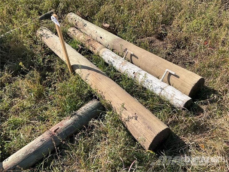  Quantity of (3) Gate Posts With Hinges Оборудование для животноводческих ферм