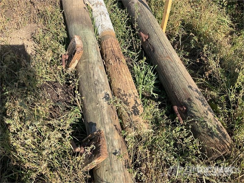  Quantity of (3) Gate Posts With Hinges Оборудование для животноводческих ферм