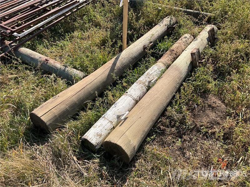 Quantity of (3) Gate Posts With Hinges Оборудование для животноводческих ферм