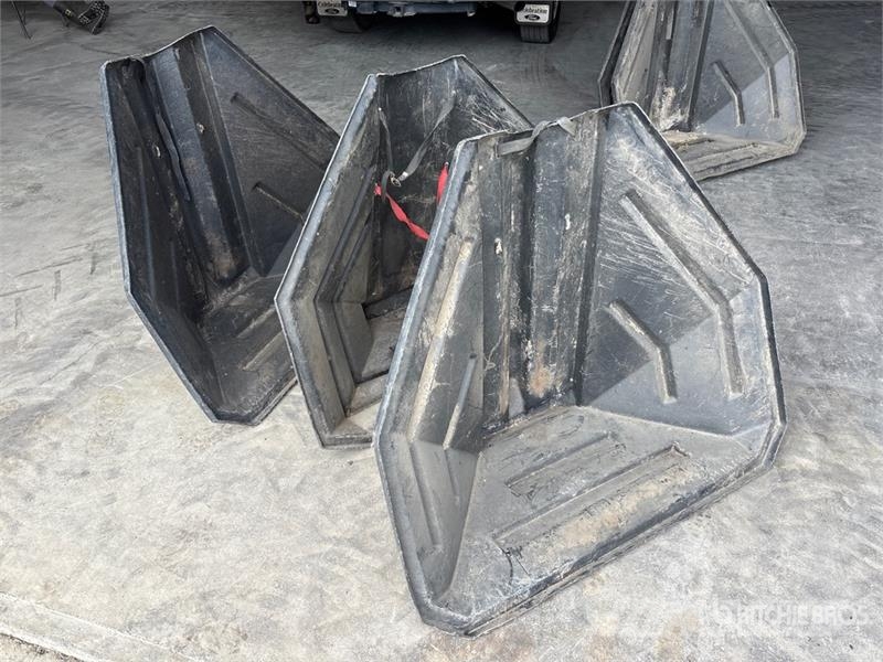 Quantity of (3) Grain Auger Hoppers 作物プロセスッサーと収納ユニット/機械 - その他