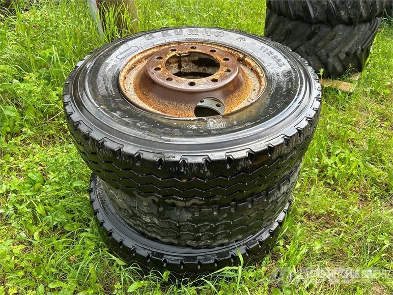  Quantity of (3) Kumho 11R-22.5 Tires Tyres, wheels and rims