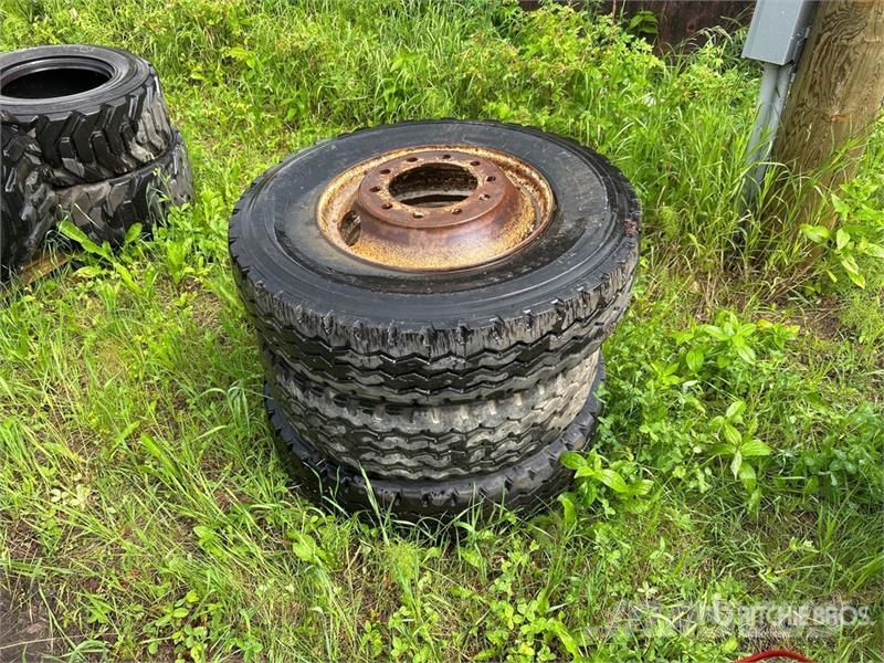  Quantity of (3) Kumho 11R-22.5 Tires Tyres, wheels and rims