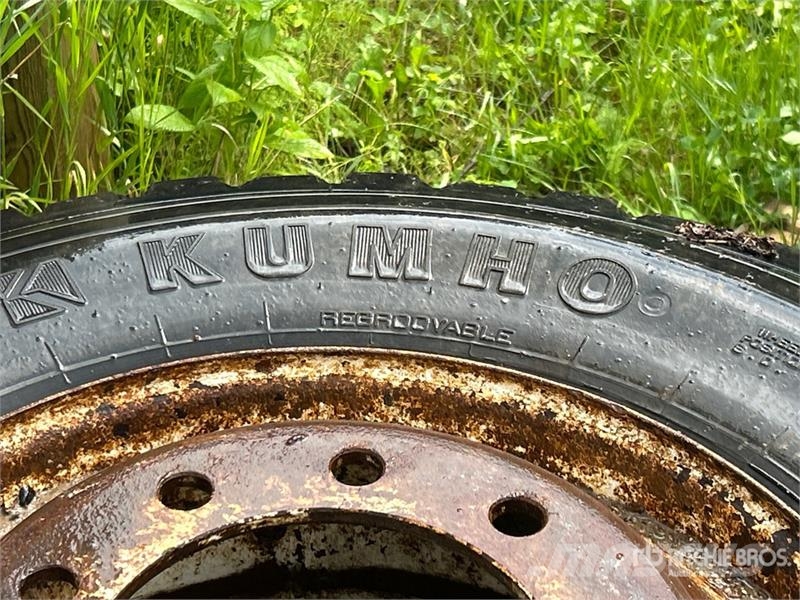  Quantity of (3) Kumho 11R-22.5 Tires Tyres, wheels and rims