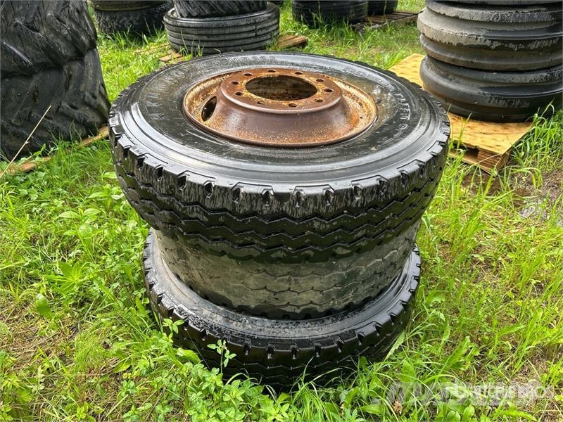  Quantity of (3) Kumho 11R-22.5 Tires Tyres, wheels and rims