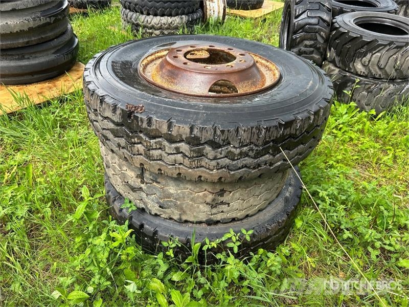  Quantity of (3) Kumho 11R-22.5 Tires Tyres, wheels and rims