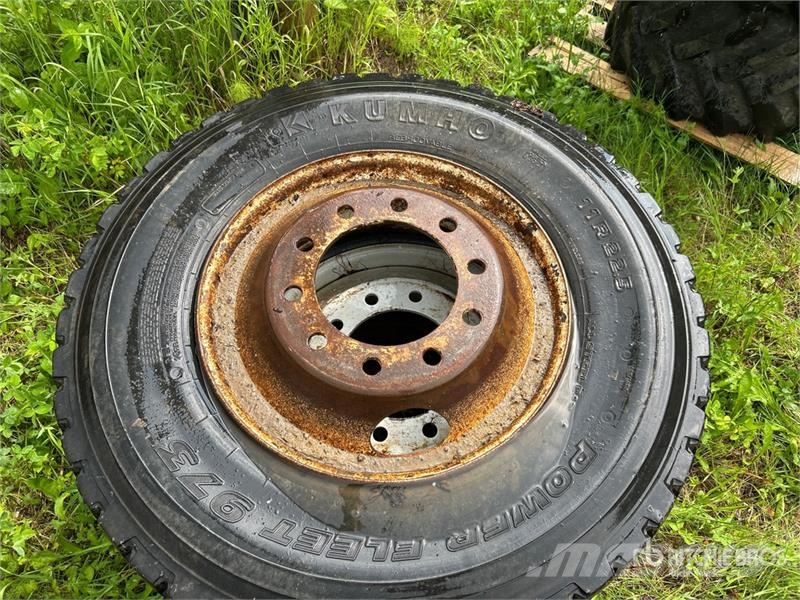  Quantity of (3) Kumho 11R-22.5 Tires Tyres, wheels and rims