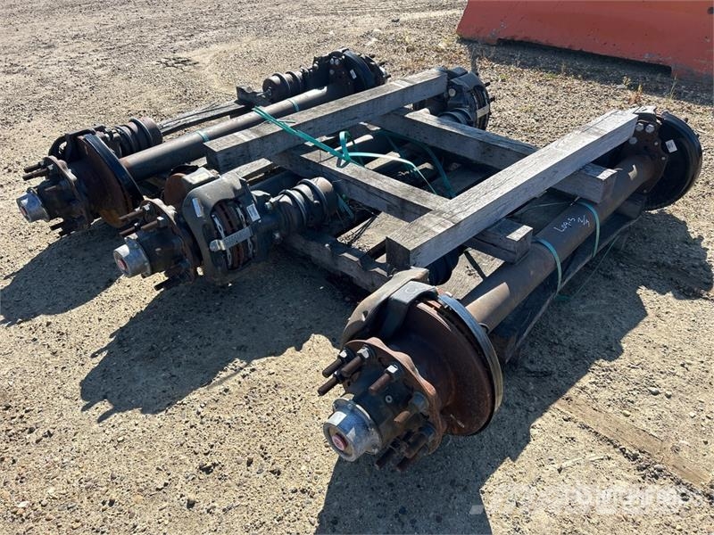 Quantity of (3) Meritor ADB Trailer Axle Assembly Drugi deli